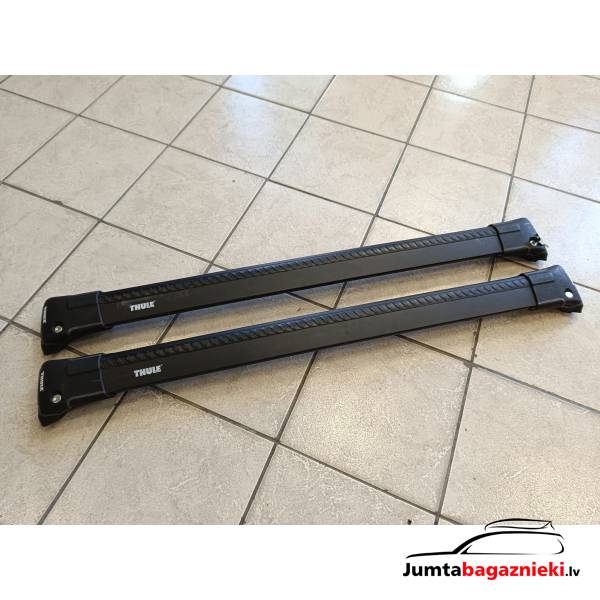 Thule jumta bagāžnieks auto ar paceltajiem reliņiem