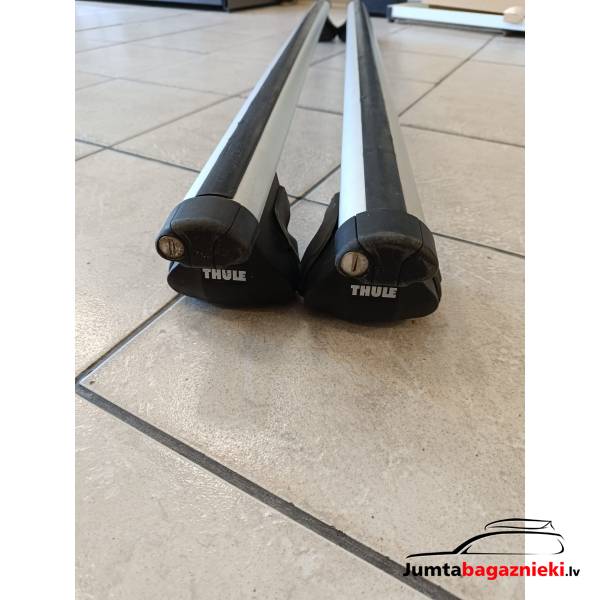 Багажник Thule Aerobar на крыше.